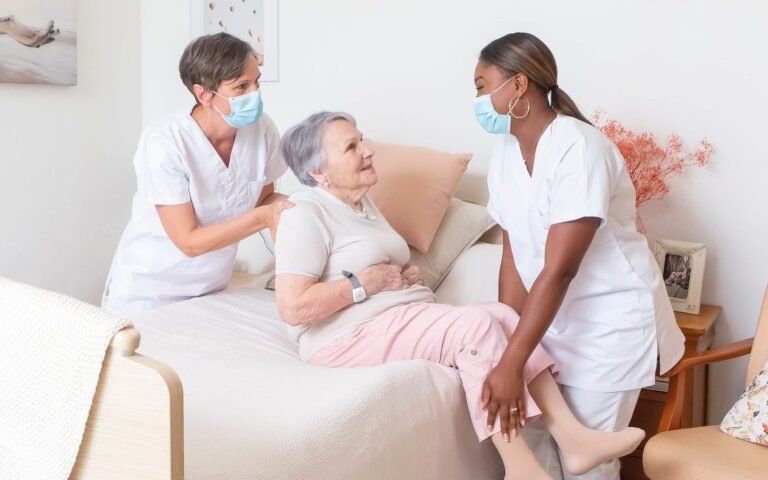 aide soignante au travail avec des patients