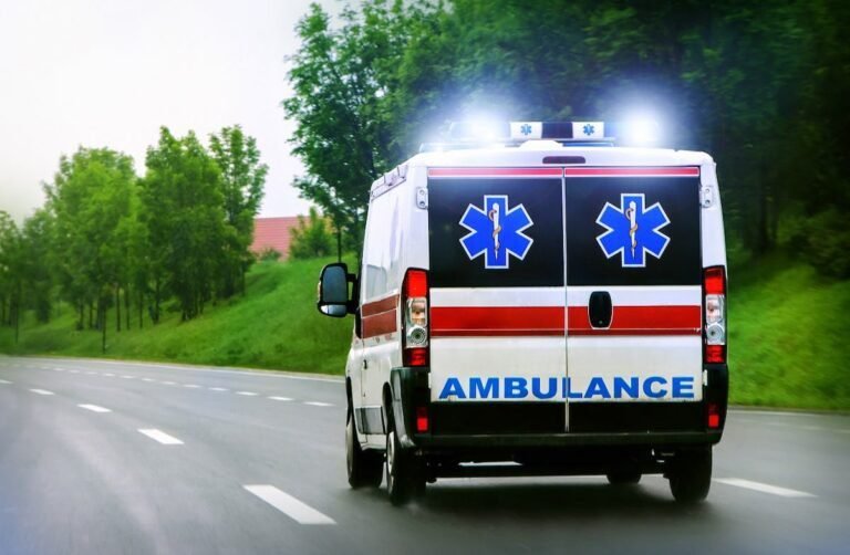 ambulancier en intervention sur la route