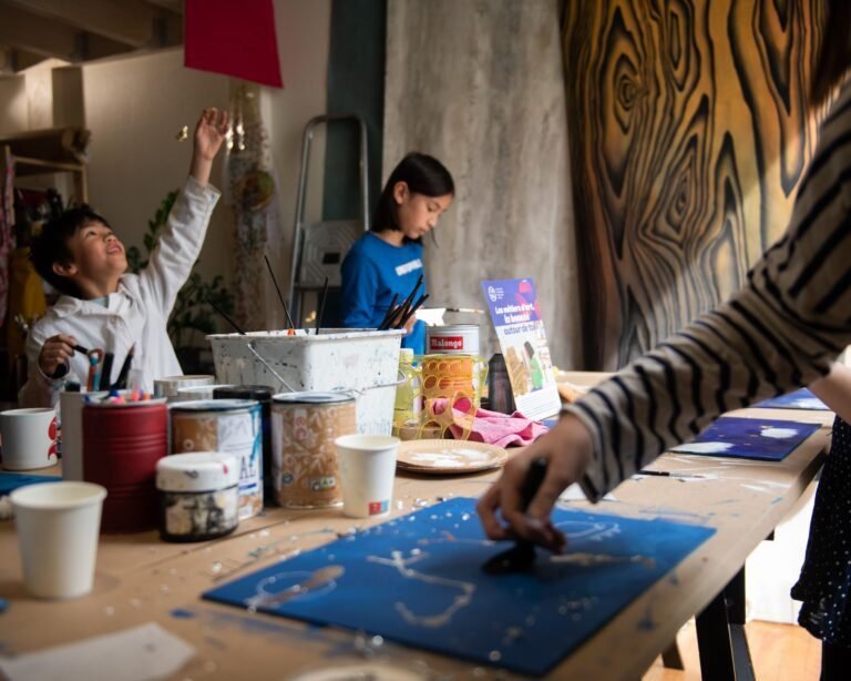 Que sont les Compagnons du Devoir situés rue des Grilles à Pantin 42 atelier de metiers dart en action