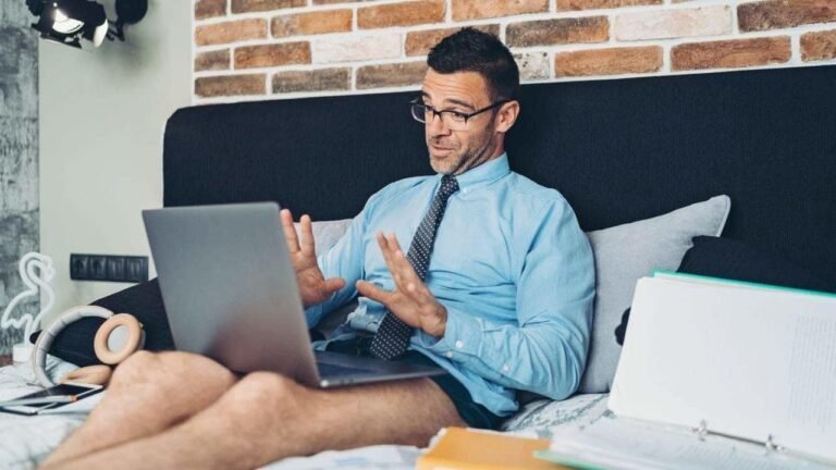 auto entrepreneur en train de travailler a domicile