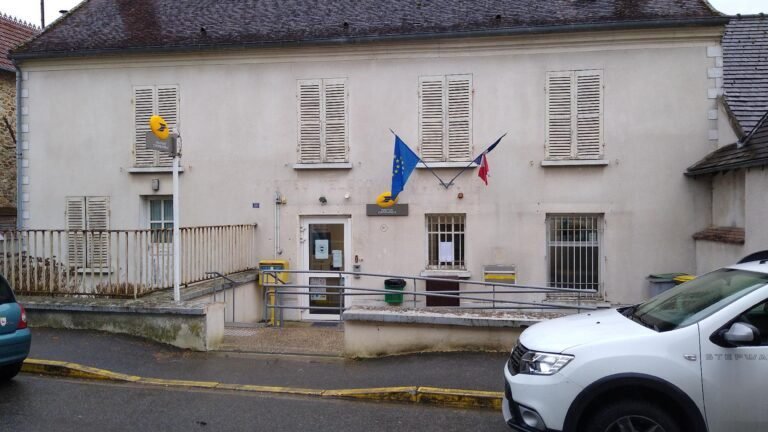 batiment de la poste a ozouer le voulgis