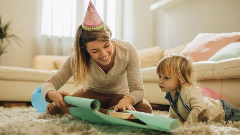bebe souriant avec un baby sitter attentif