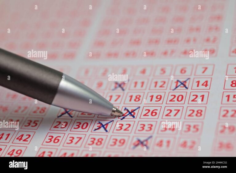 billet de loto avec des numeros coches