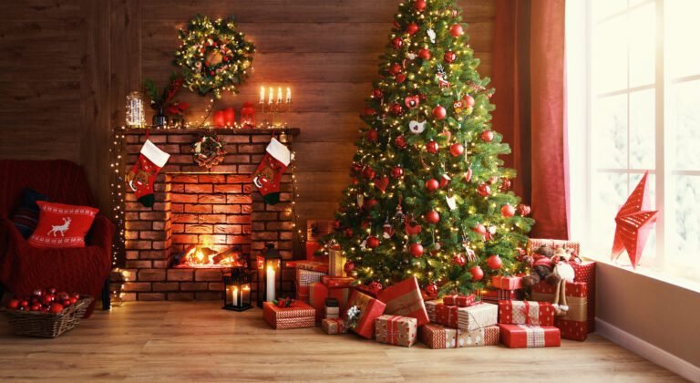 cadeaux festifs sous un sapin decore