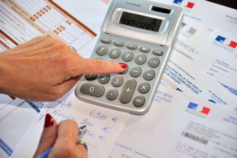 calculatrice avec des documents fiscaux