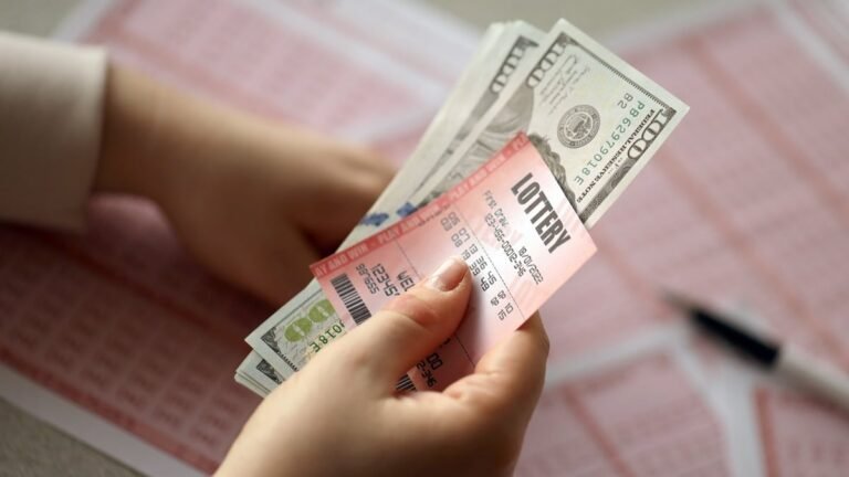 calculatrice et billets de loterie