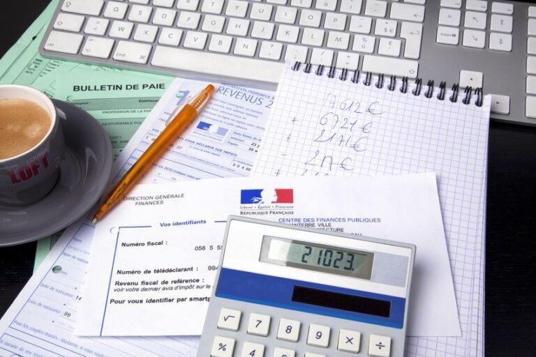calculatrice et declarations fiscales sur une table