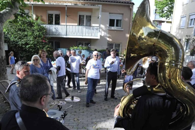 celebration conviviale entre voisins joyeux