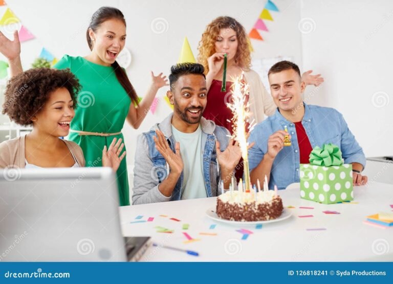 celebration dequipe autour dun gateau