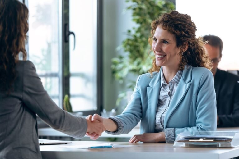 Comment dire "merci pour votre achat" en espagnol 34 client satisfait avec un achat en main