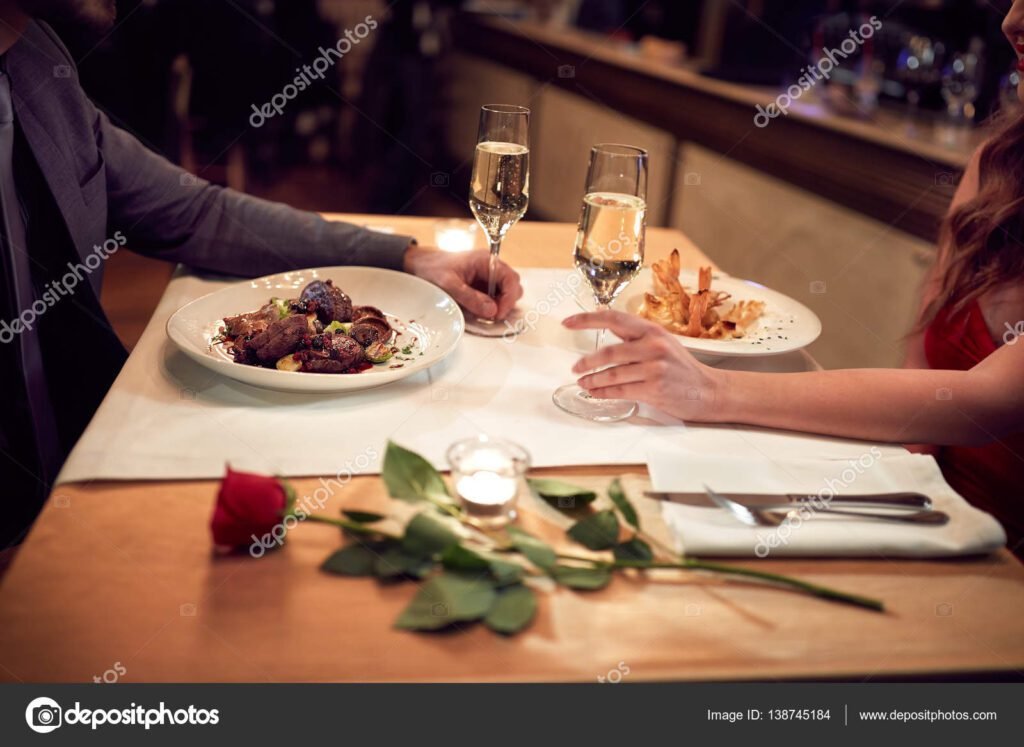 Pourquoi le Lucky Folks à Carré Sénart attire-t-il tant de visiteurs 1 couple degustant des plats au restaurant