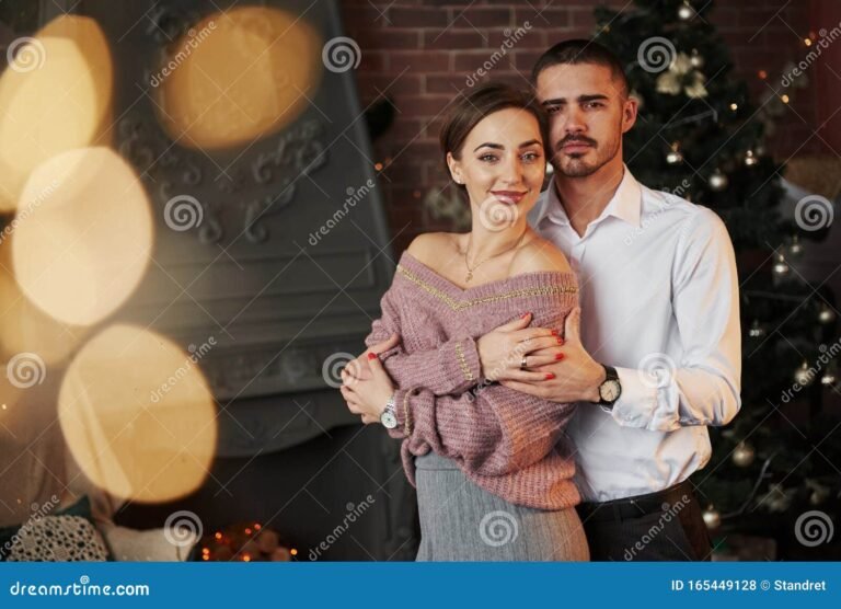 Pourquoi dire "merci à tous les deux" est-il si important 2 couple se remerciant avec un sourire chaleureux