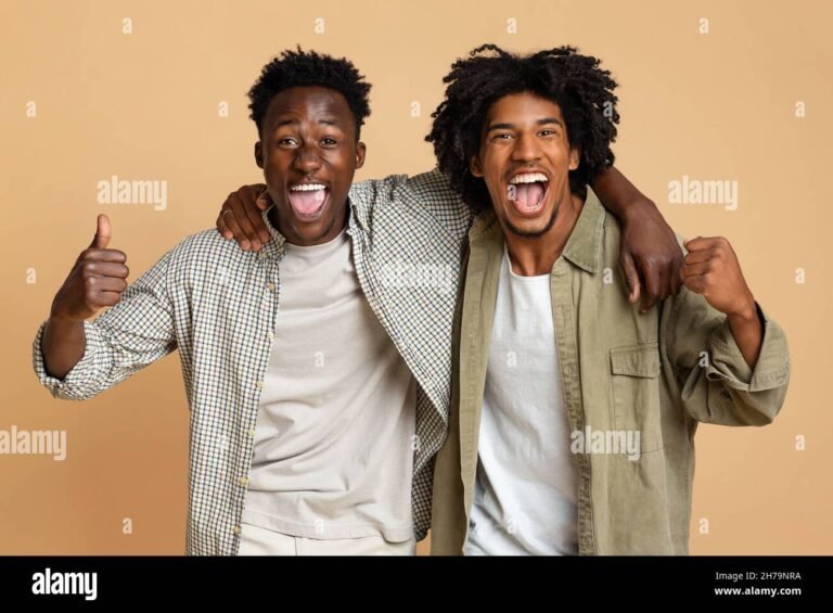 des amis celebrant un succes ensemble