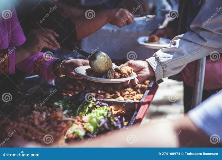 des benevoles servant des repas chauds