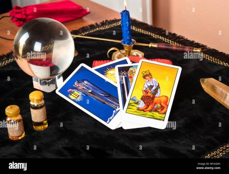 des cartes de tarot disposees sur une table
