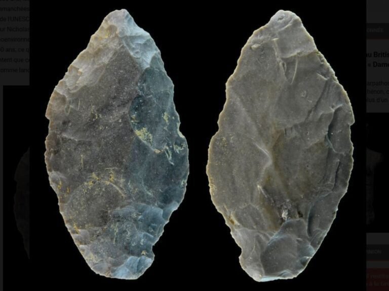 des chasseurs prehistoriques avec des outils en pierre