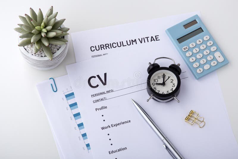 Comment écrit-on « curriculum vitae » au pluriel en français