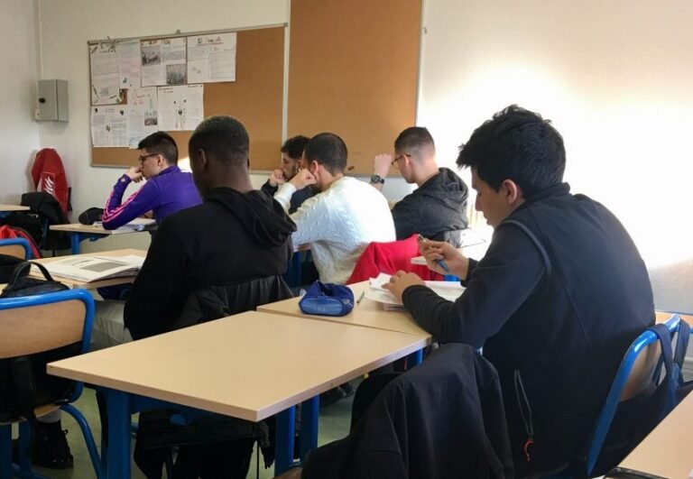 des etudiants en pleine classe de bac pro