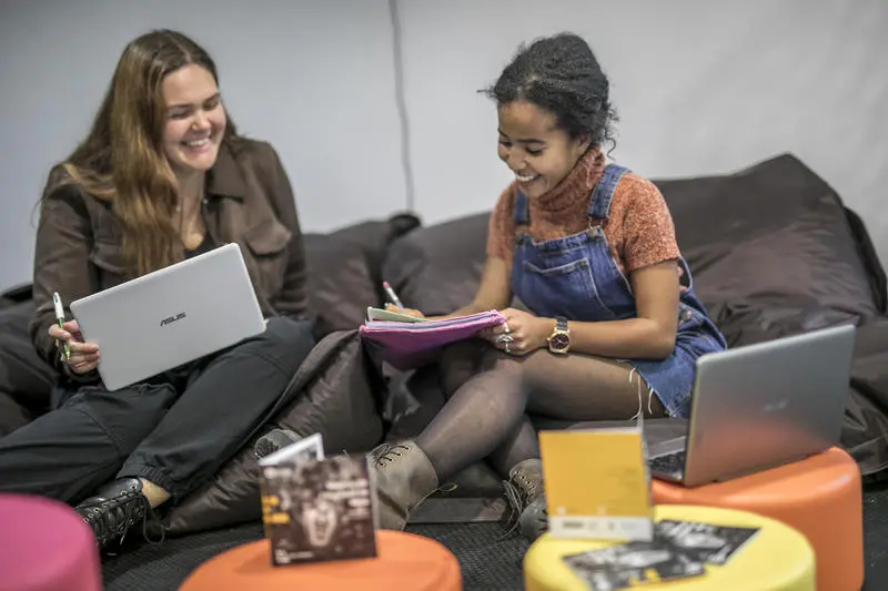 Quels sont les meilleurs jobs étudiants à temps partiel le week-end 1 des etudiants travaillant dans divers emplois