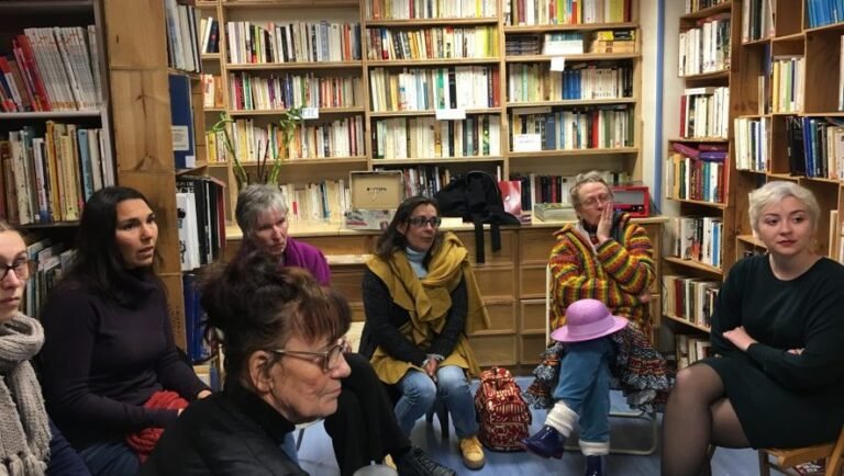 des femmes en discussion autour dun livre