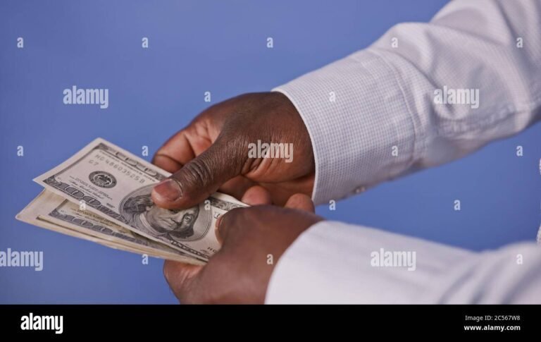des mains comptant de largent