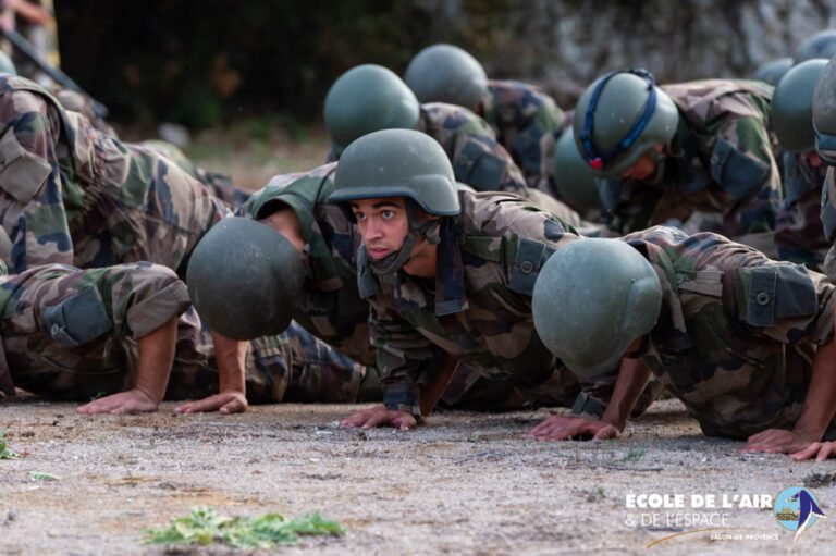 des militaires en formation sur le terrain