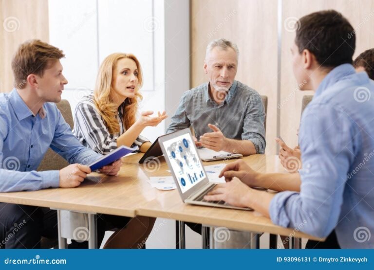 des personnes echangeant des idees ensemble