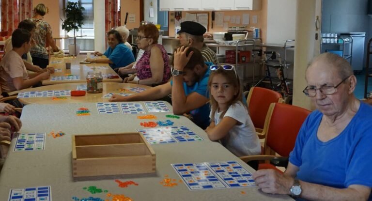 des personnes jouant ensemble au loto