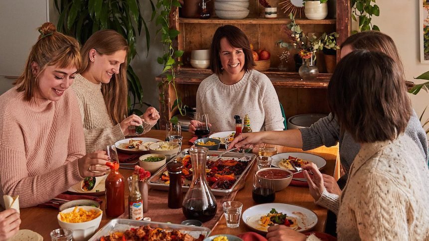 Qui sont les convives qui partagent le repas à table 6 Qui sont les convives qui partagent le repas à table