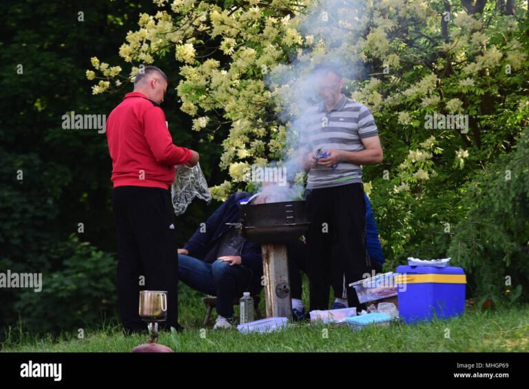 des travailleurs en conge dans un parc