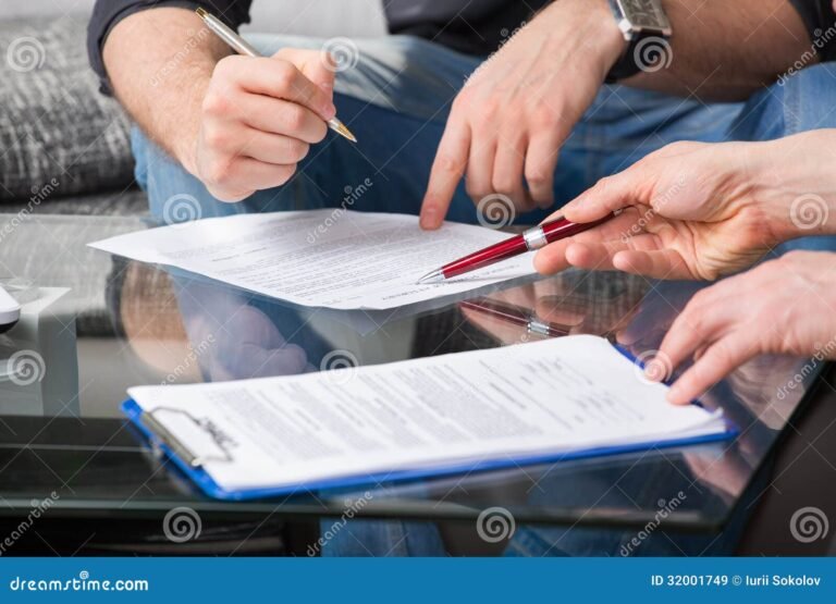 Que signifie "paraphé et signé" Exemples et explications ! 17 deux mains signant un document officiel