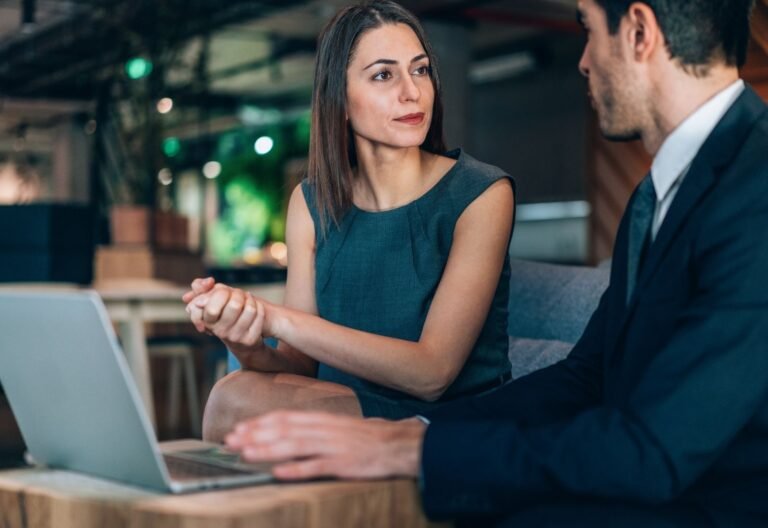 deux personnes discutant de leurs droits cpf
