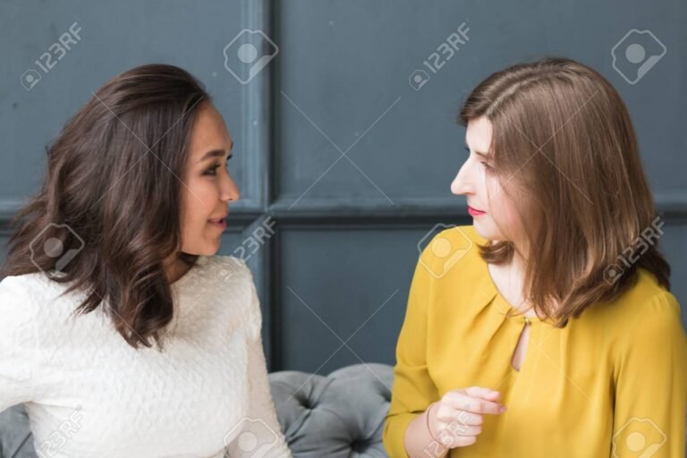 deux personnes en train de discuter