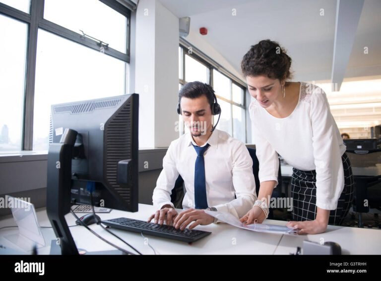 deux professionnels analysant des donnees ensemble