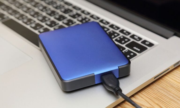 disque dur connecte a un ordinateur portable