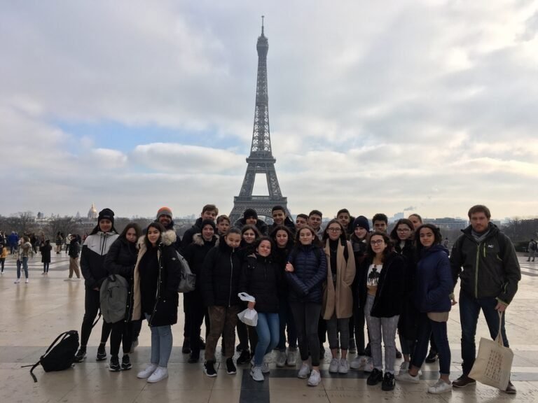 eleves discutant devant la tour eiffel