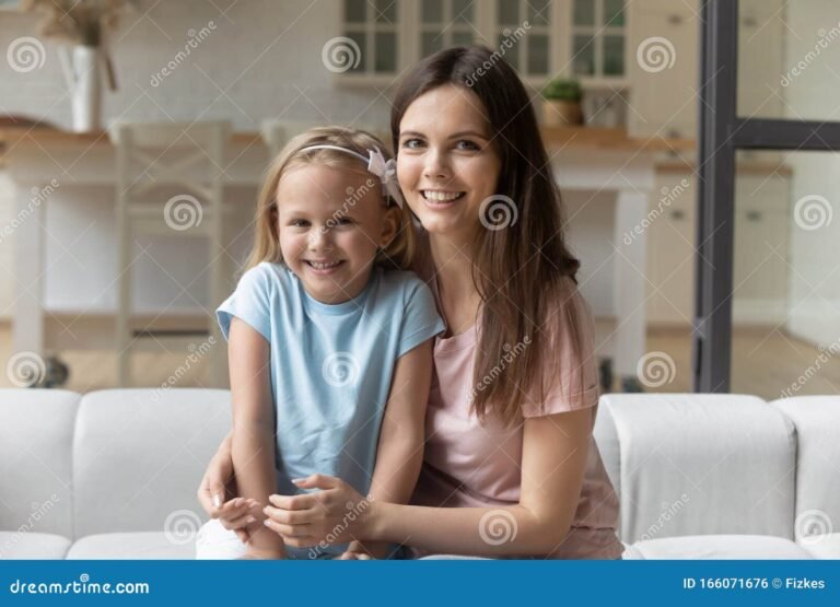 Comment réussir à faire du baby-sitting efficacement 32 enfant jouant avec un baby sitter attentionne