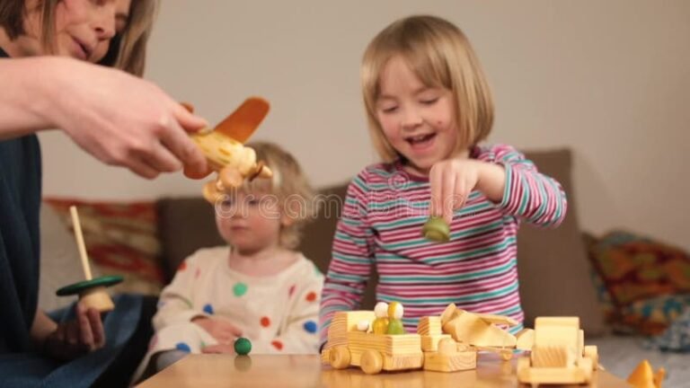 Quels sont les meilleurs sites pour trouver des jobs de babysitting et de nounou 41 enfant jouant avec une nounou souriante