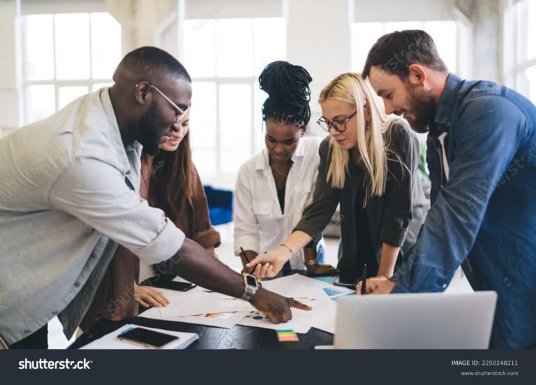 equipe collaborant autour dune table