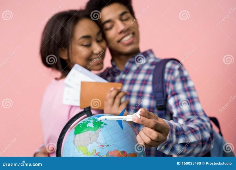 Comment obtenir une bourse Erasmus pour un stage à l'étranger 2 etudiant avec un passeport devant un globe