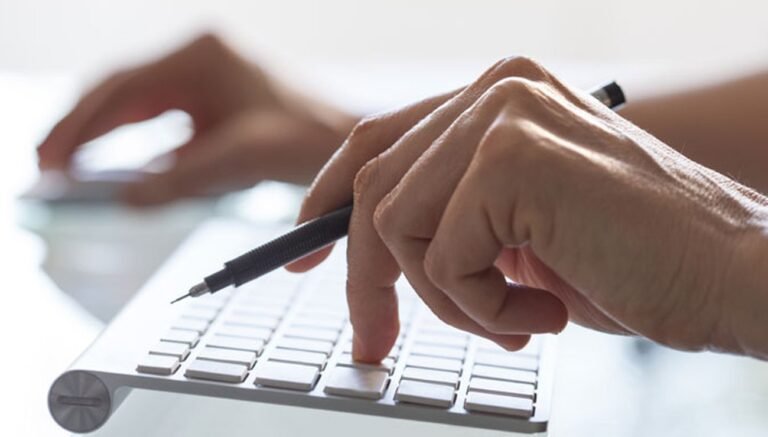 Comment calculer ma note au bac facilement 6 etudiant calculant sa note avec un ordinateur