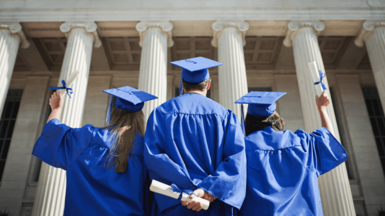 etudiant choisissant entre plusieurs diplomes