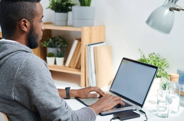 C'est quoi un mémoire de fin d'étude et comment le rédiger 35 etudiant en train de rediger un memoire