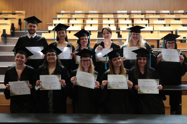 etudiant recevant un diplome en formation