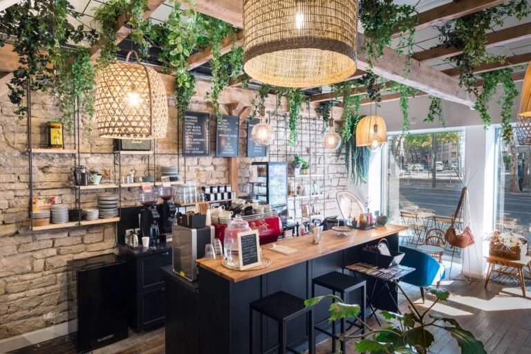 etudiant travaillant dans un cafe a lyon