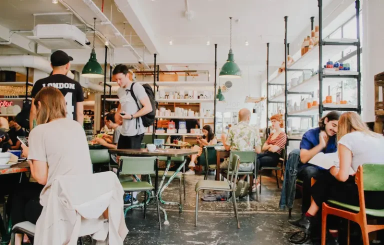 etudiant travaillant dans un cafe parisien
