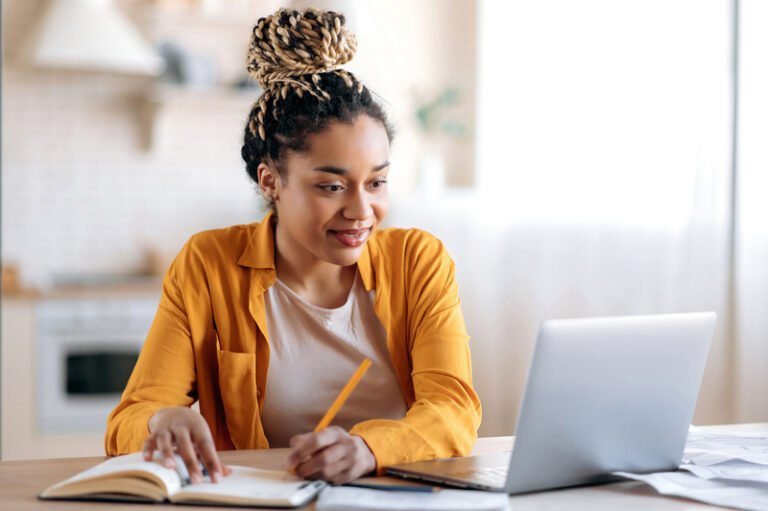 etudiant travaillant sur un ordinateur portable