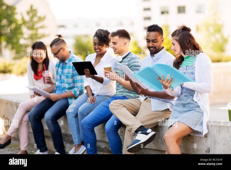 etudiants echangeant dans un campus international