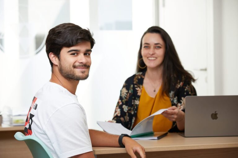etudiants en alternance dans un environnement professionnel