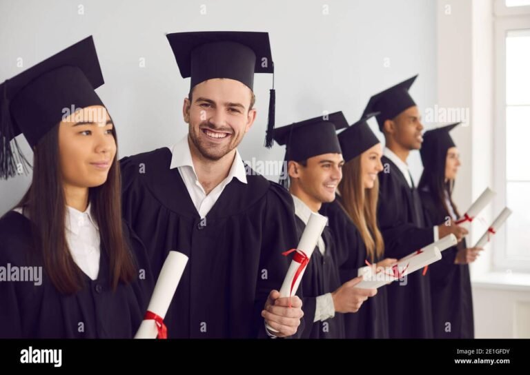 etudiants en classe avec des diplomes